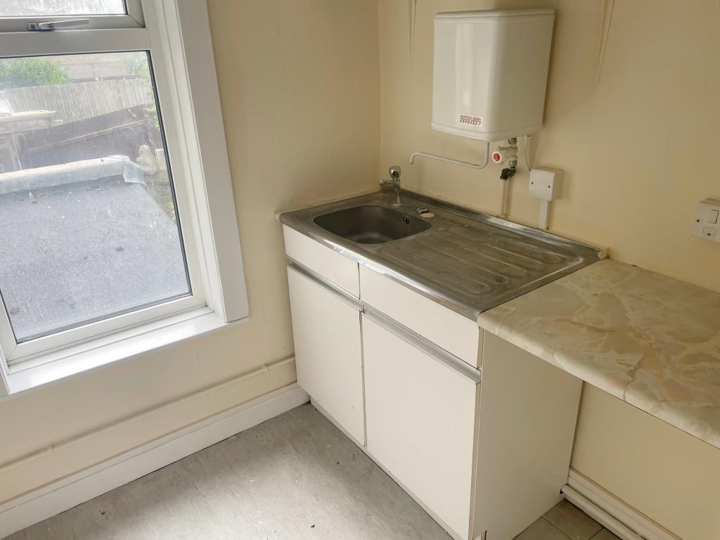 Lot: 6 - FOUR FLATS FOR INVESTMENT AND VACANT OFFICES WITH POTENTIAL - Office Kitchen